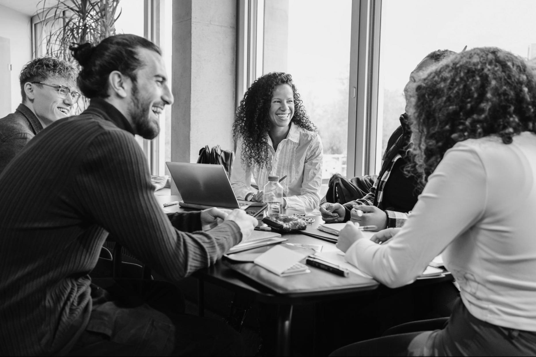 Persona reflexionando antes de tomar una decisión en un entorno de aprendizaje